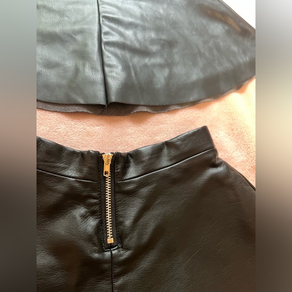 Faux leather mini skirts - Picture 2 of 5